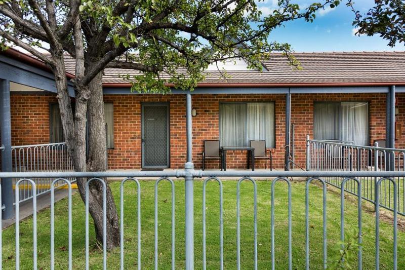 Blazing Stump Motel & Suites Wodonga Exterior photo